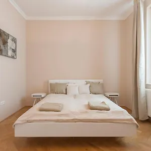 Opera & Basilica 2 Bedrooms With Balcony Budapest