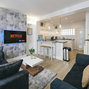  Holiday home The Monopoly Breeze House - Your Dream Getaway With Wet In The Heart Of United Kingdom